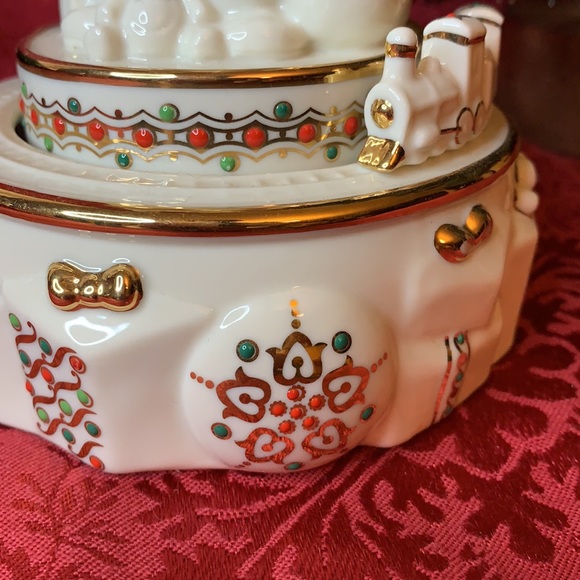 Lenox “China Jewels Musicals Collection” Santa with Train and gifts music box - Picture 4 of 11